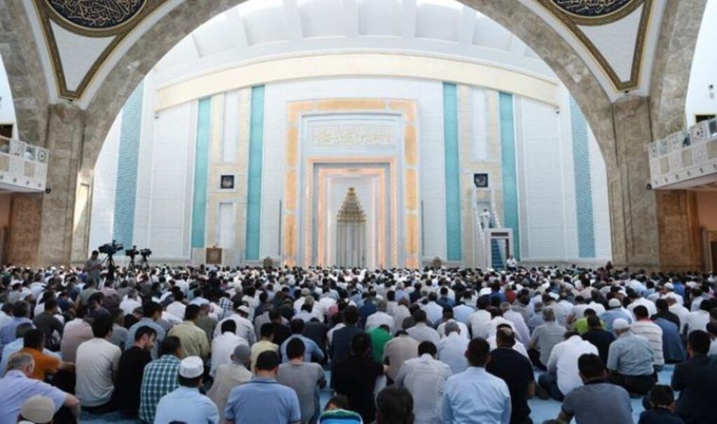 Diyanet Cuma hutbesinde flörte el attı: ‘Büyük günah, masum gösterilemez’
