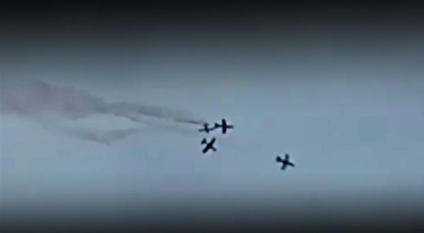 Havada dehşet anları! İtalya’da akrobasi uçakları çarpıştı