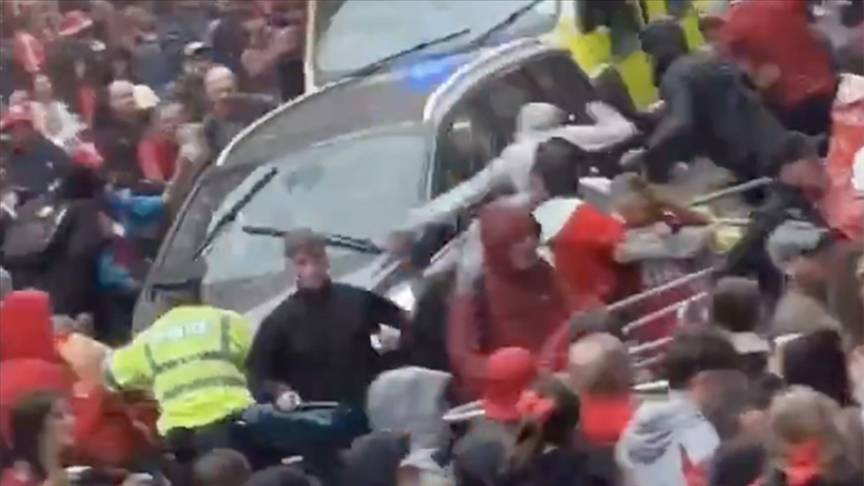 Liverpool’da bir araç, geçit töreninde kalabalığın arasına daldı: 47 yaralı