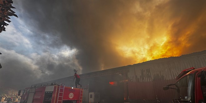 Mersin’de Fabrika Yangını: Ekipler Müdahale Ediyor