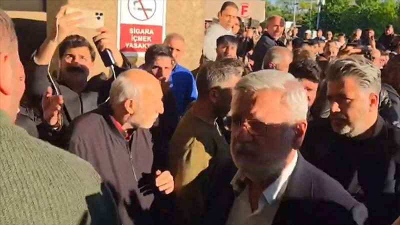 Önder’in hayatını kaybettiği hastaneye taziye için giden Mehmet Metiner yuhalandı