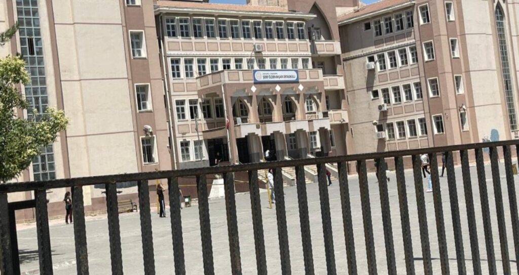 Sınıfta öğrencisine yaptıkları şoke etti! Tutuklandı
