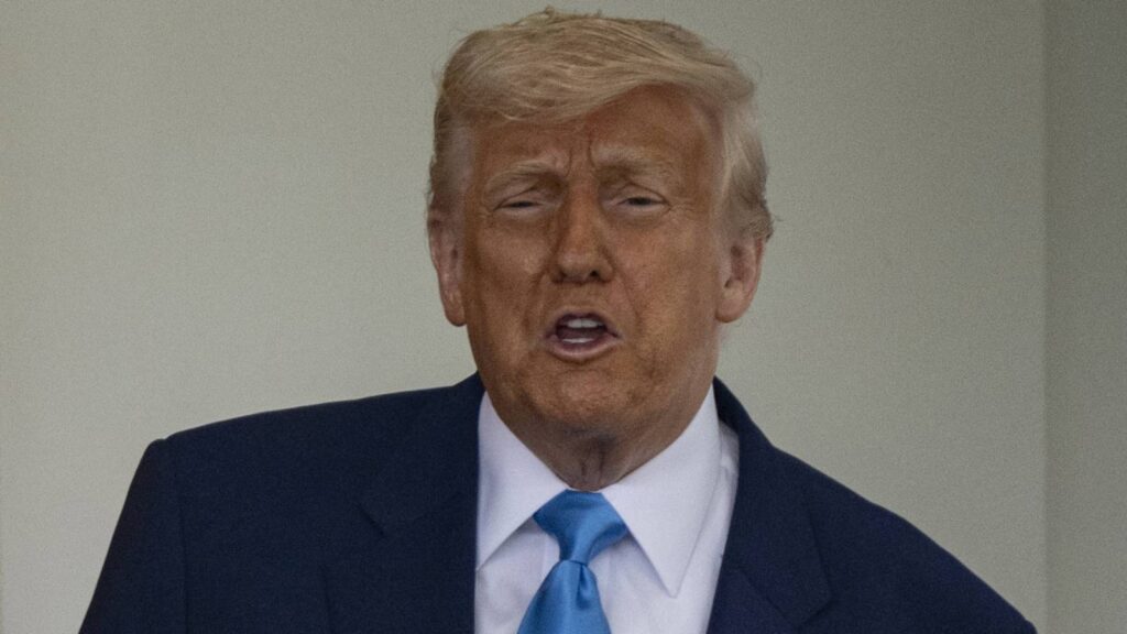 Trump, hediye edilen Katar uçağına ilişkin soruya sinirlendi, muhabiri kovdu