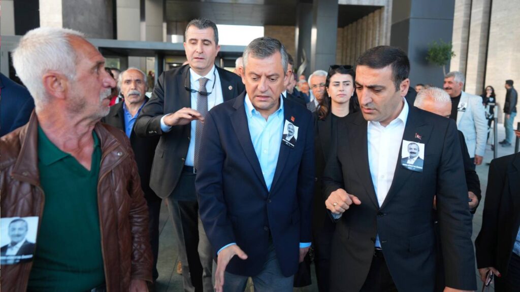 Ünlü isimlerden Özgür Özel’e yapılan saldırıya tepki: “Demek ki korumalar, engellenen kameralar keyfi, jammerlar boşuna değilmiş”