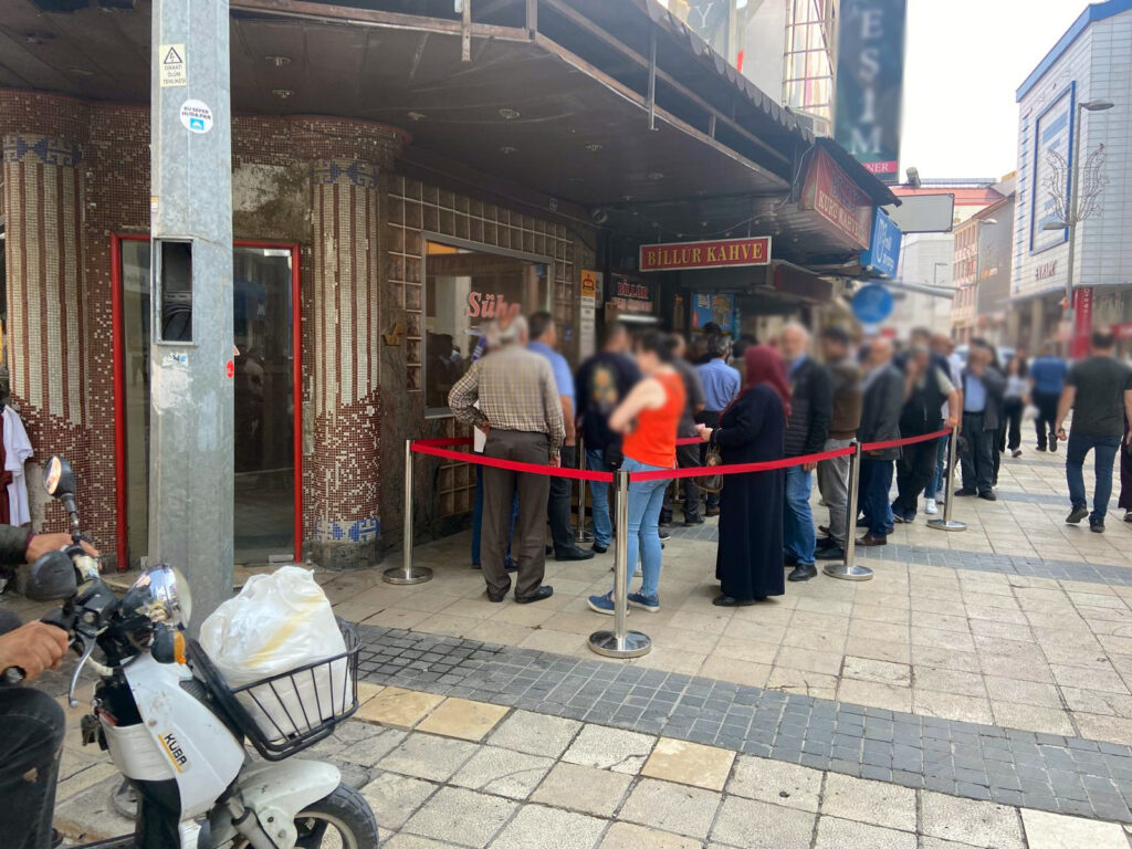 Bayramda Kuru Kahve Kuyruğu!