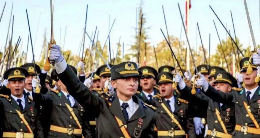 Atatürkçü teğmenlerin ihracına karşı çıkan 2 üyeye daha tasfiye iddiası!