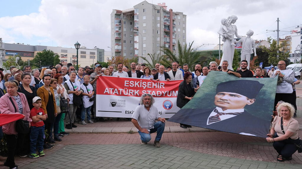 Atatürk’ün ismi stadyumdan kaldırılmıştı: Eskişehirlilerden AKP’nin o kararına karşı eylem!