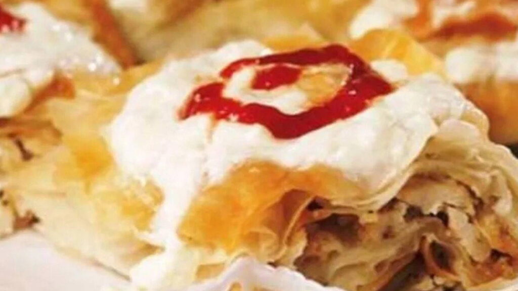 Dışı çıtır, içi lezzet dolu: Yoğurtlu kıymalı börek tarifi