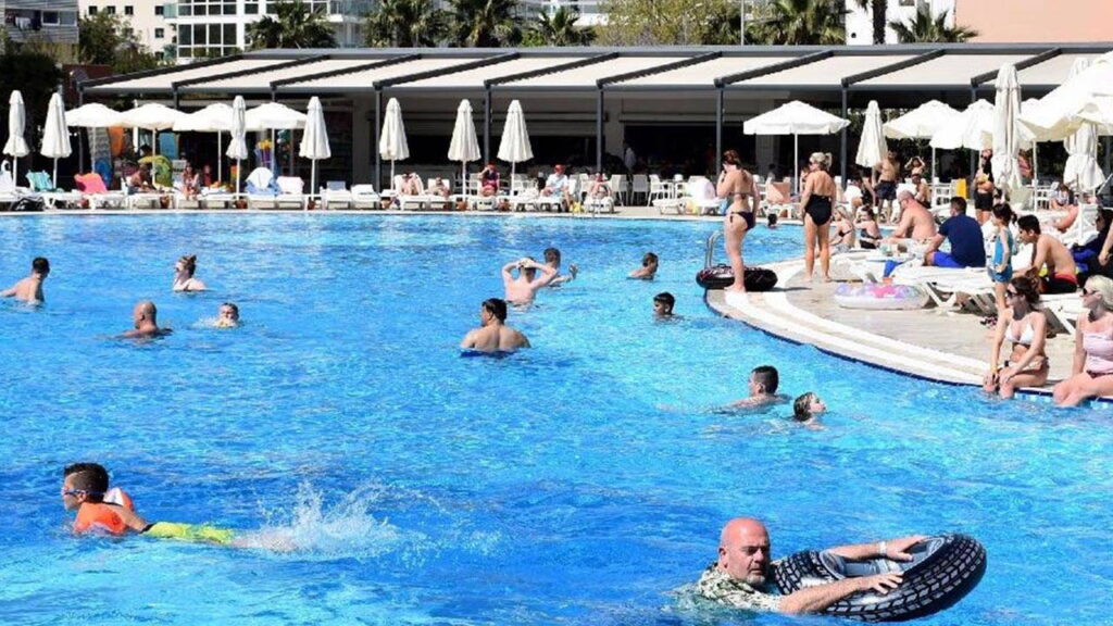 Klorlu havuzlar diş minesini sessizce eritiyor!