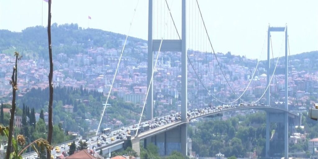 Köprüde bir kişi canını kıymaya çalıştı: Trafik durma noktasına geldi