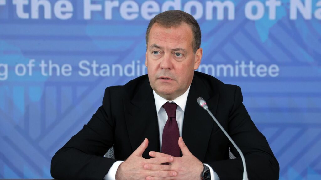 Medvedev: İran ne pahasına olursa olsun nükleer programını sürdürecek