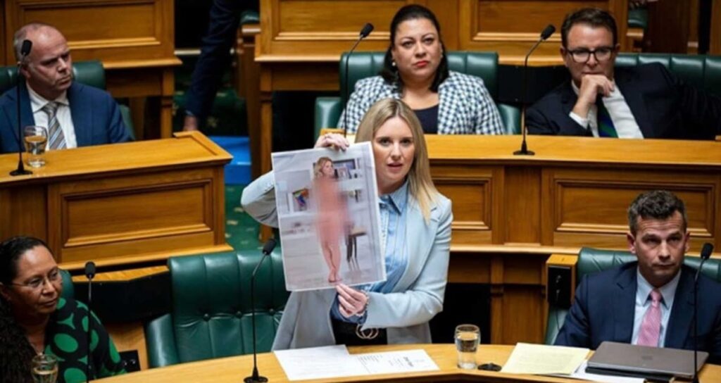 Milletvekil, ‘çıplak fotoğraflarını’ parlamento kürsüsünde paylaştı