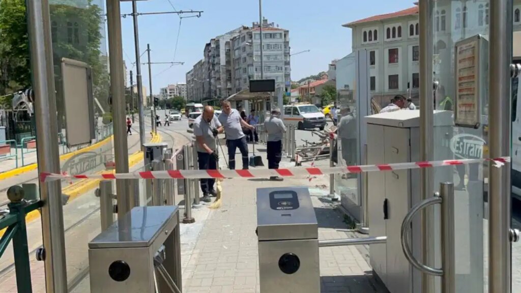 Otobüs durağı tramvay durağına daldı: Yaralılar var!