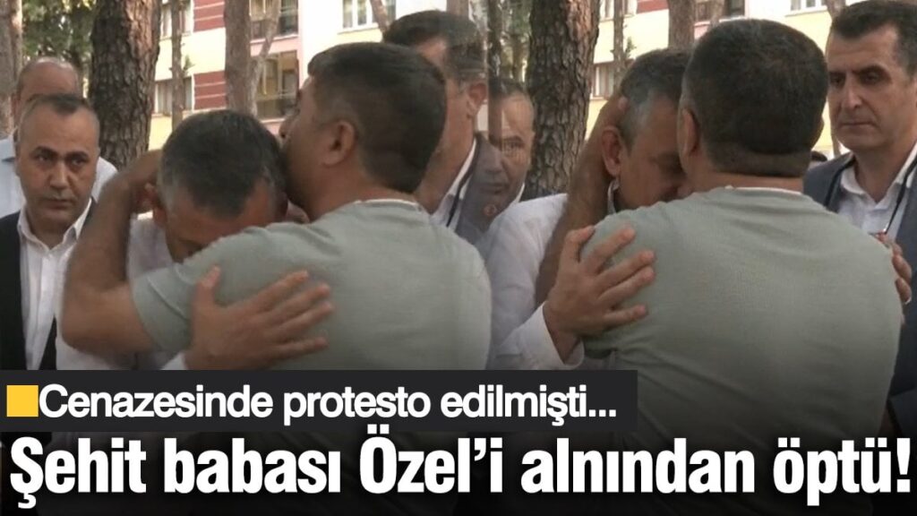 Şehit babası, Özgür Özel’i alnından öptü! Cenazesinde protesto edilmişti…
