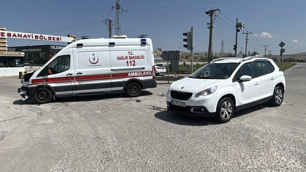 Sivas’ta ambulans ile otomobil çarpıştı