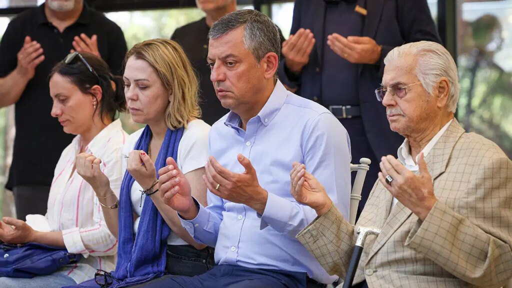 Türkiye, Ferdi Zeyrek’e ağlıyor: Özgür Özel ile Nurcan Zeyrek, Manisa’da taziyeleri kabul ediyor