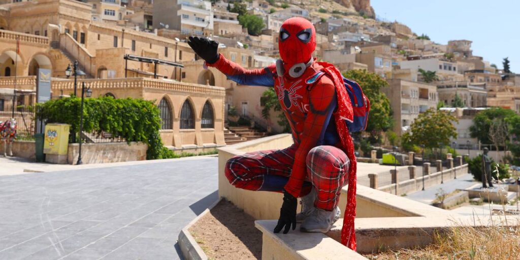 Türkiye’yi gezen “Örümcek Adam” Mardin’e ulaştı