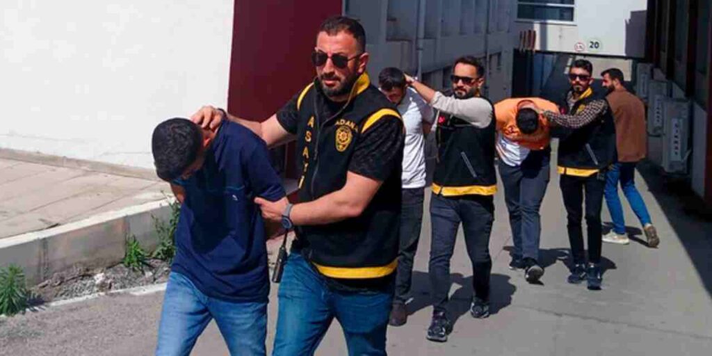 Yer: Adana! Husumetlisi sandı, kapıda bekleyen ‘kardeşi’ öldürdü