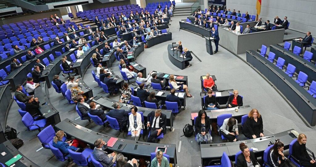 Alman Meclisi’nde skandal sözler: ‘Müslüman erkekleri öldürdüler soykırımı sayılmaz’
