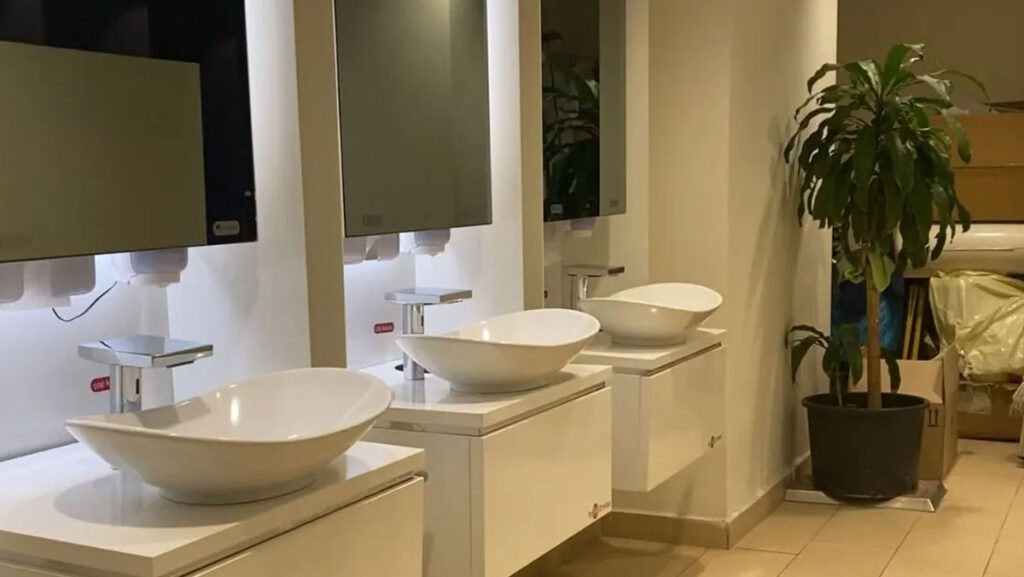 AVM’deki kadınlar tuvaletinde skandal! Vatandaşlar müdahale etti