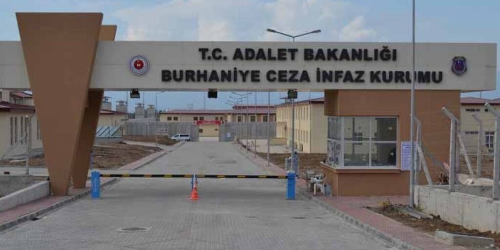 Cezaevinden kaçan 3 firari denizde yüzerken yakalandı