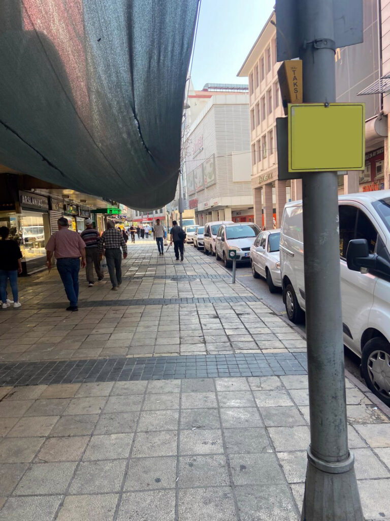 Kayseri Çarşısında Gölgelik Çözüm: Esnaf Güneşe Karşı Kendi Önlemini Aldı!