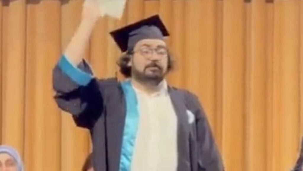 Diploma töreninde İmamoğlu protestosu! Yaptığı hareketle herkesi şoke etti