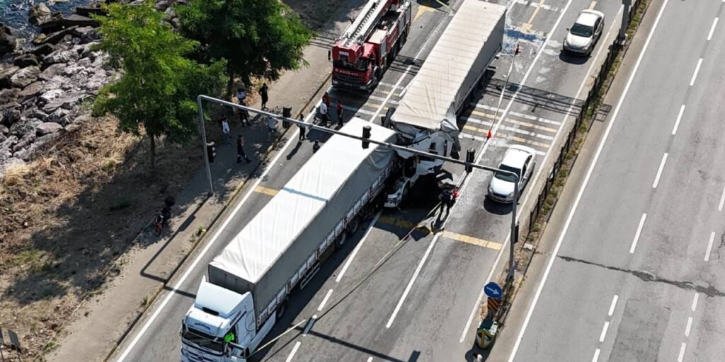 Giresun’da 2 TIR ve 3 otomobil birbirine girdi: 1 ölü