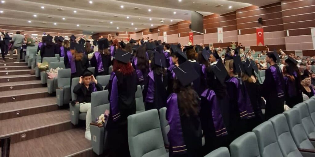 Hacettepeli öğrenciler kayyum rektöre sırtını döndü