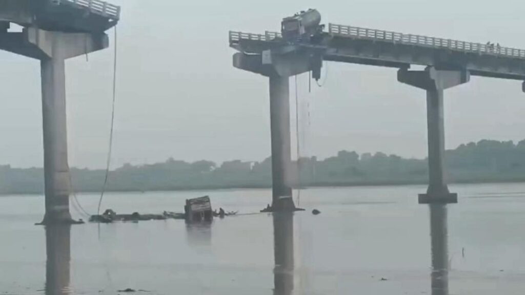 Hindistan’da 45 yıllık köprü çöktü! Çok sayıda ölü ve yaralı var
