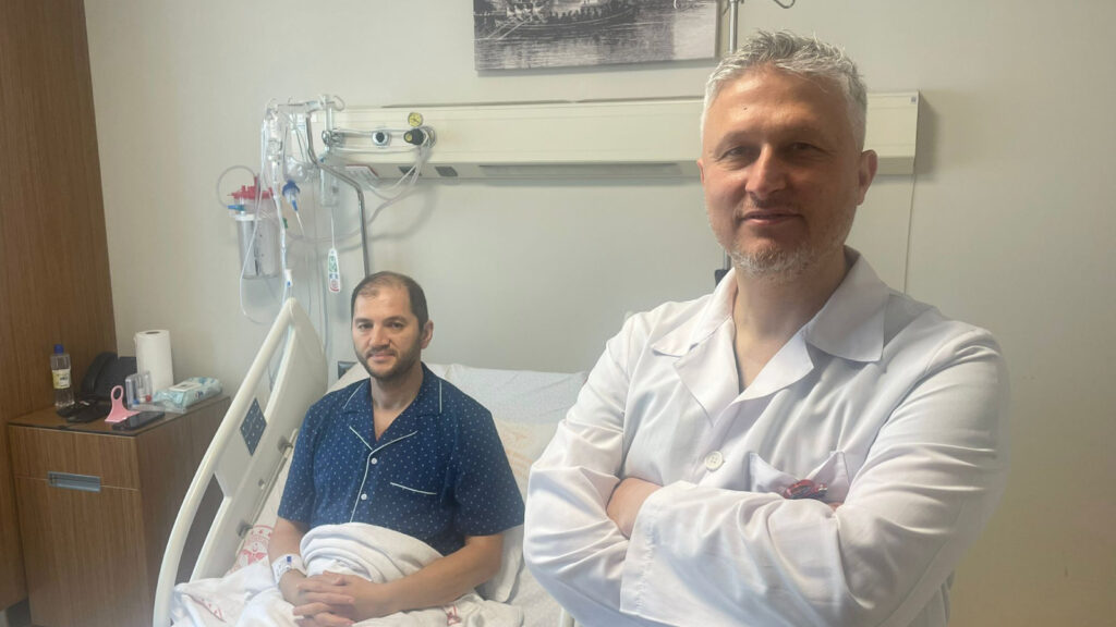 İleri derecede aort hastalığı olan hasta “6 santimetrelik” kesiyle tedavi edildi