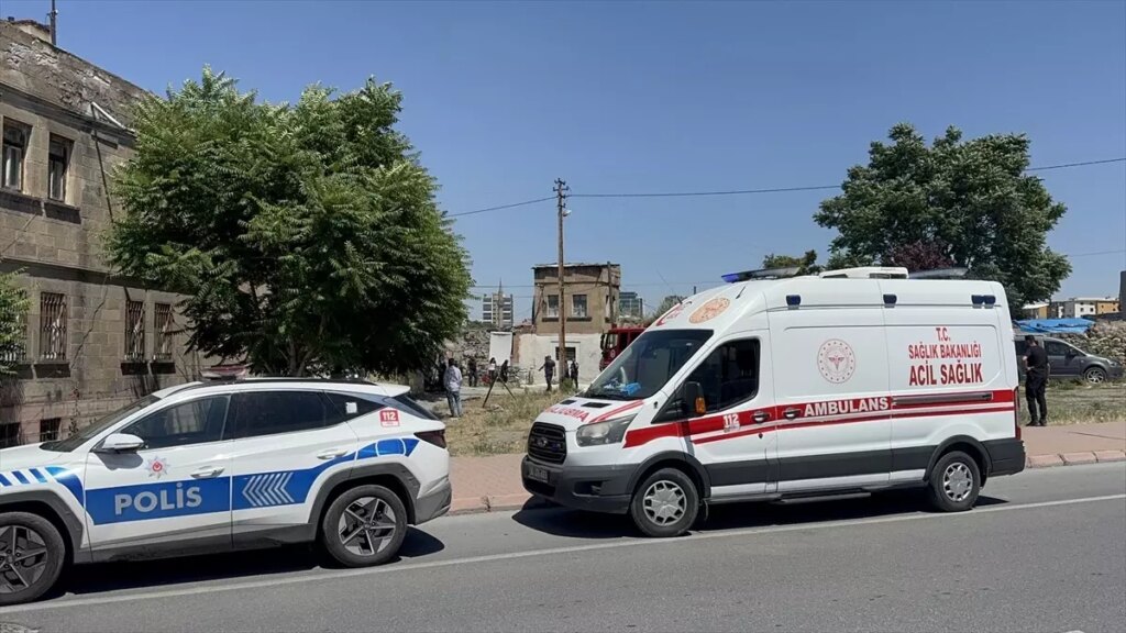 Kayseri’de Yangında Mahsur Kalan 6 Kişi Kurtarıldı