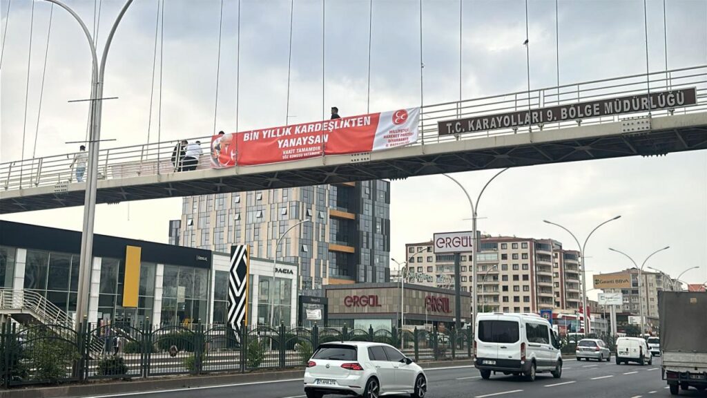 MHP’nin Diyarbakır’da astığı pankartlar gündem oldu