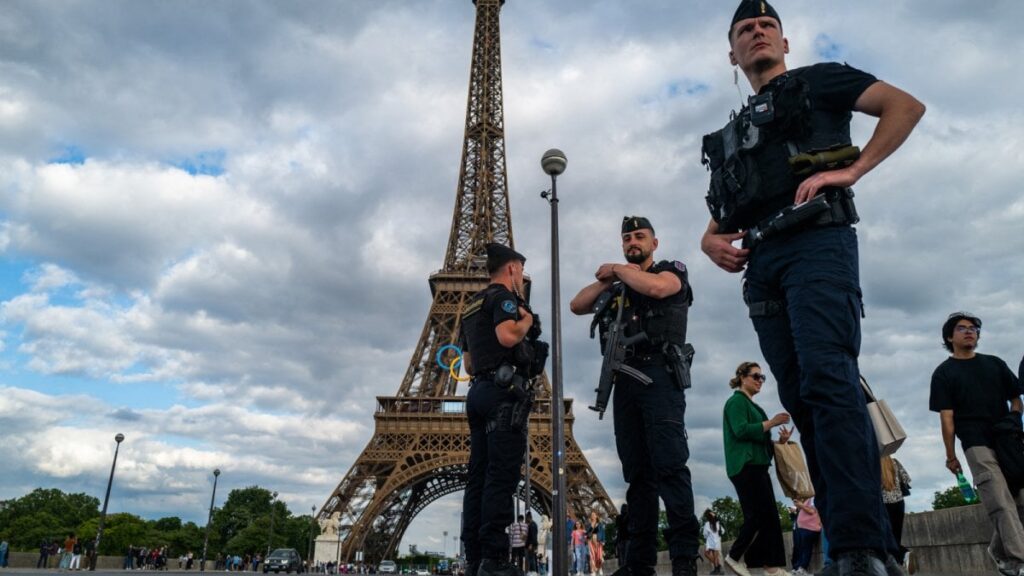 Paris’te kırmızı alarm: Eyfel Kulesi ziyaretçiye kapatıldı