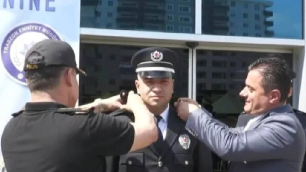 Trabzon’da tepki çeken görüntüler… AKP’li başkan polislere rütbe taktı!