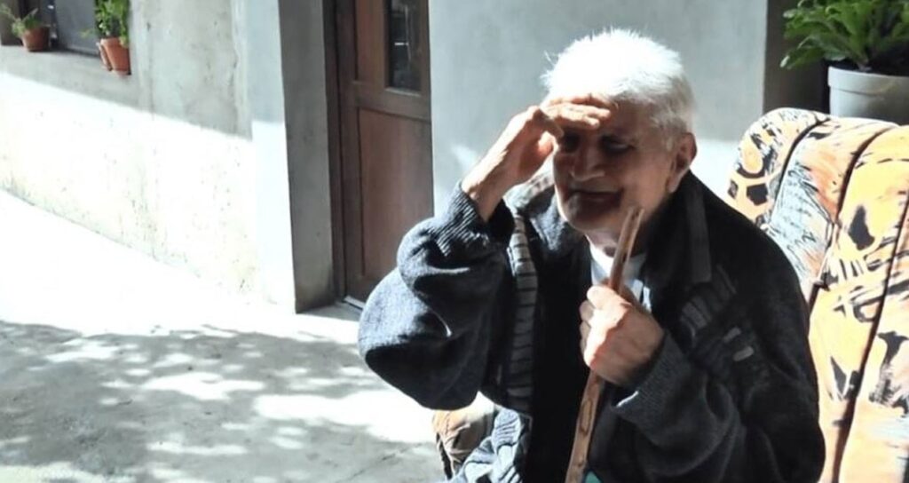 30 yıl kayboldu, aynı kıyafetlerle evine döndü: Onu getirenler hızla uzaklaştı