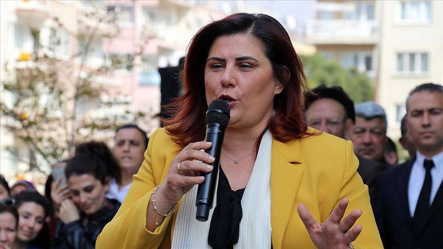 CHP’den Özlem Çerçioğlu tepkisi: “Topuklu Efe” naraları atanlar, önüne bir dosya konduğu anda CHP’den topuklayıp AKP saflarına katılmayı tercih etti!