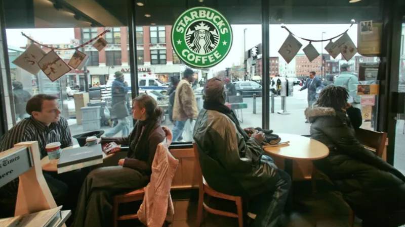 Starbucks’tan yeni hamle; müşterilerin mağazaya masaüstü bilgisayar ve yazıcı götürmesi yasaklandı