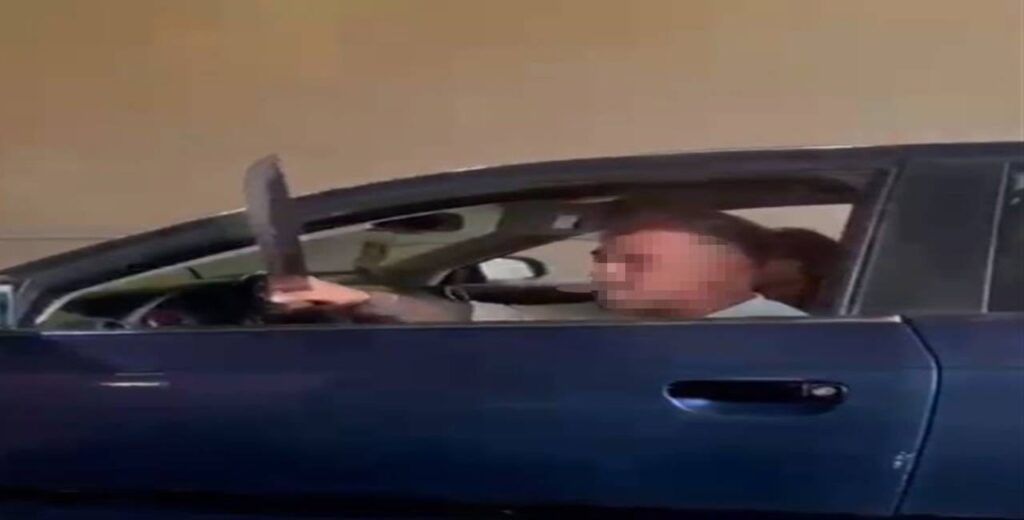 Trafik magandası pes dedirtti: Camdan kılıç savurup tehditler savurdu