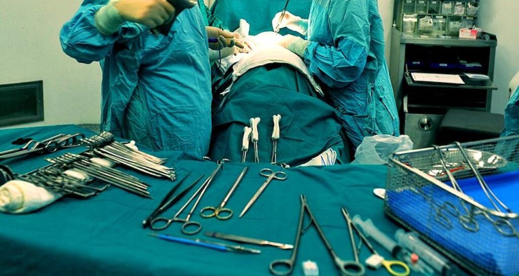 Ameliyat sırasında hastayı bırakıp ilişkiye girdiler! Hastanede skandal olay