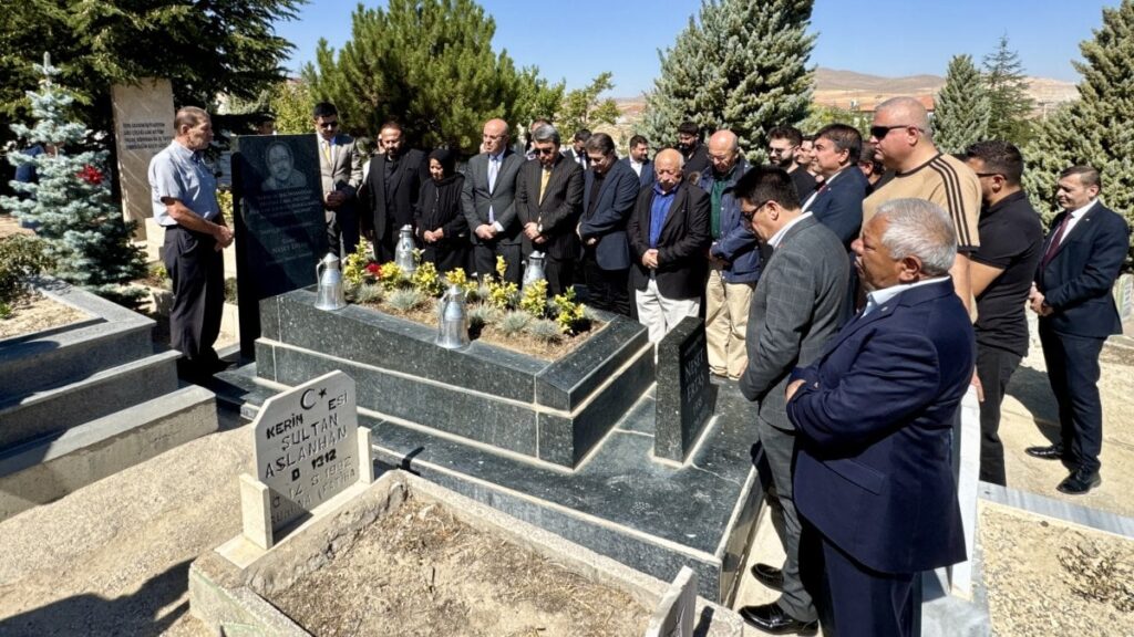 ‘Bozkırın Tezenesi’ Neşet Ertaş Kırşehir’deki mezarı başında anıldı