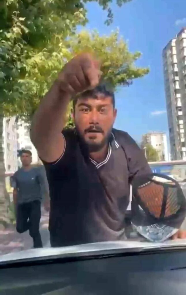 Cam Silme Bahanesiyle Zorla Para Almaya Çalıştı