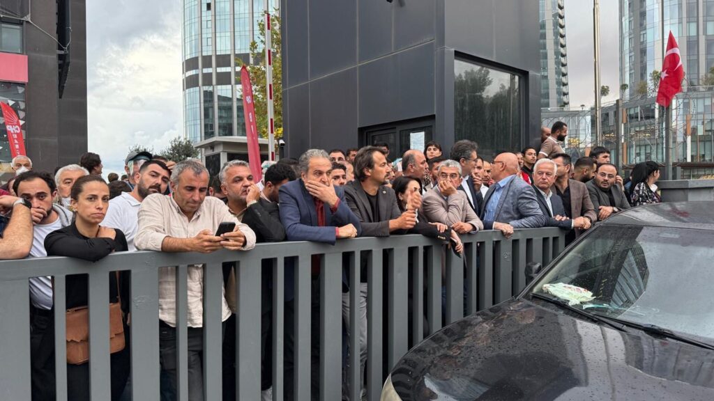 CHP İstanbul İl Başkanlığı önünde protesto: Polis bina çevresinde bekleyişini sürdürüyor