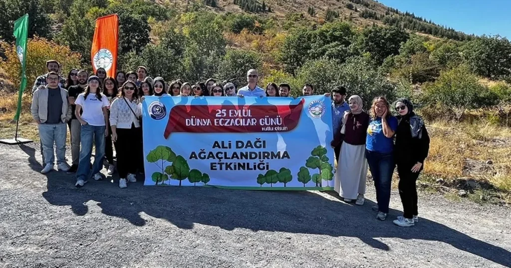Dünya Eczacılar Günü’nde Ali Dağı’na fidan ektiler