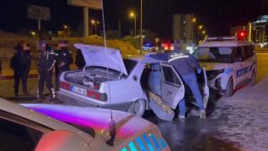 ‘Dur’ ihtarına uymadı ekip otosuna çarptı