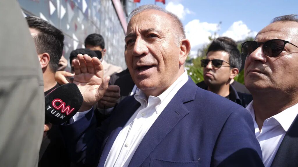 ‘İstesem 30 bin kişiyle gelirdim’ diyen kayyum Gürsel Tekin’e, CHP’den yanıt: ‘Kuru sıkı tabanca gibi sürekli atmak…’