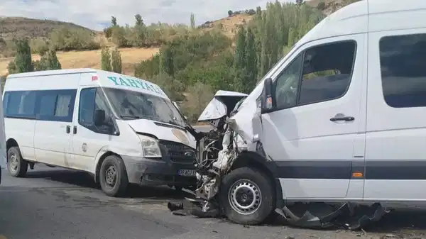 Kayseri’de feci kaza… İki minibüs kafa kafaya çarpıştı: Çok sayıda yaralı var!