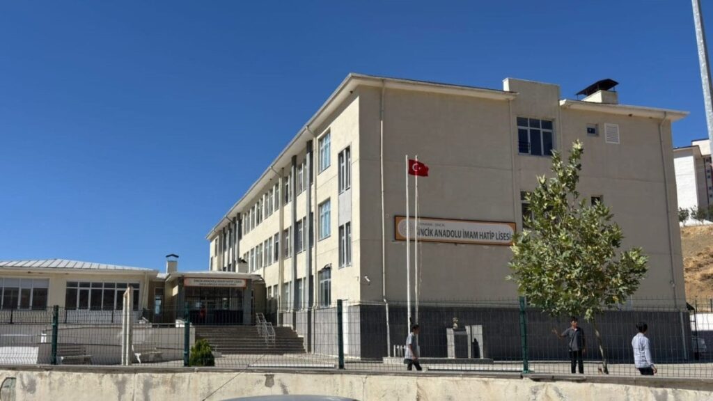 Okulda aylardır hem elektrik hem de su yok
