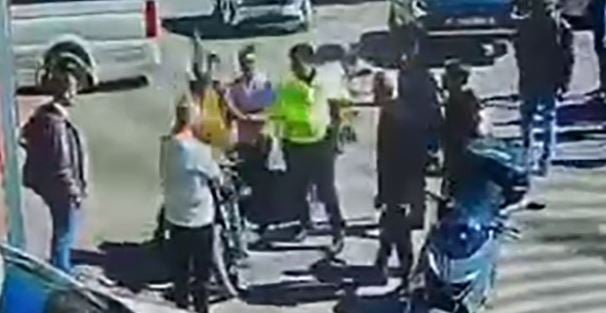 Polise yumruklu saldırı