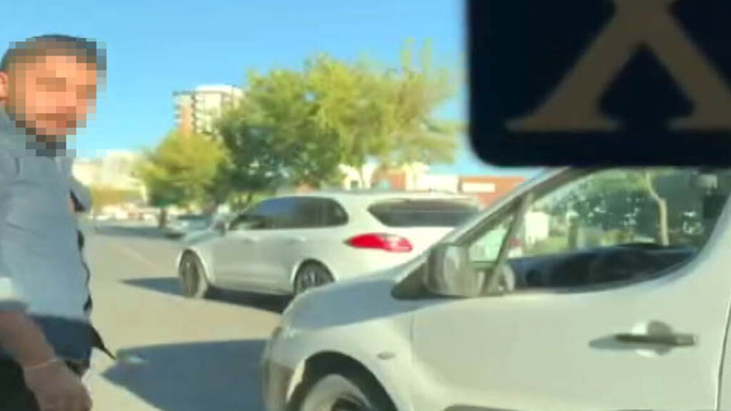 Yol vermedi, yumruk verdi! Kahramanmaraş’ta korku dolu anlar